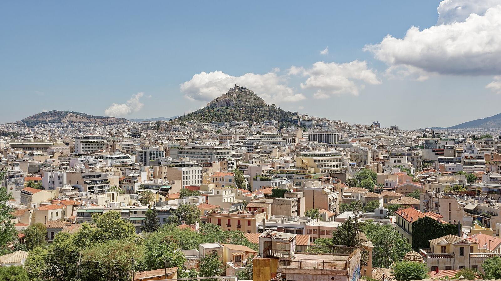 Uitzicht over Athene vanaf de wijk Anafiotika met de Lycabettus op de achtergrond