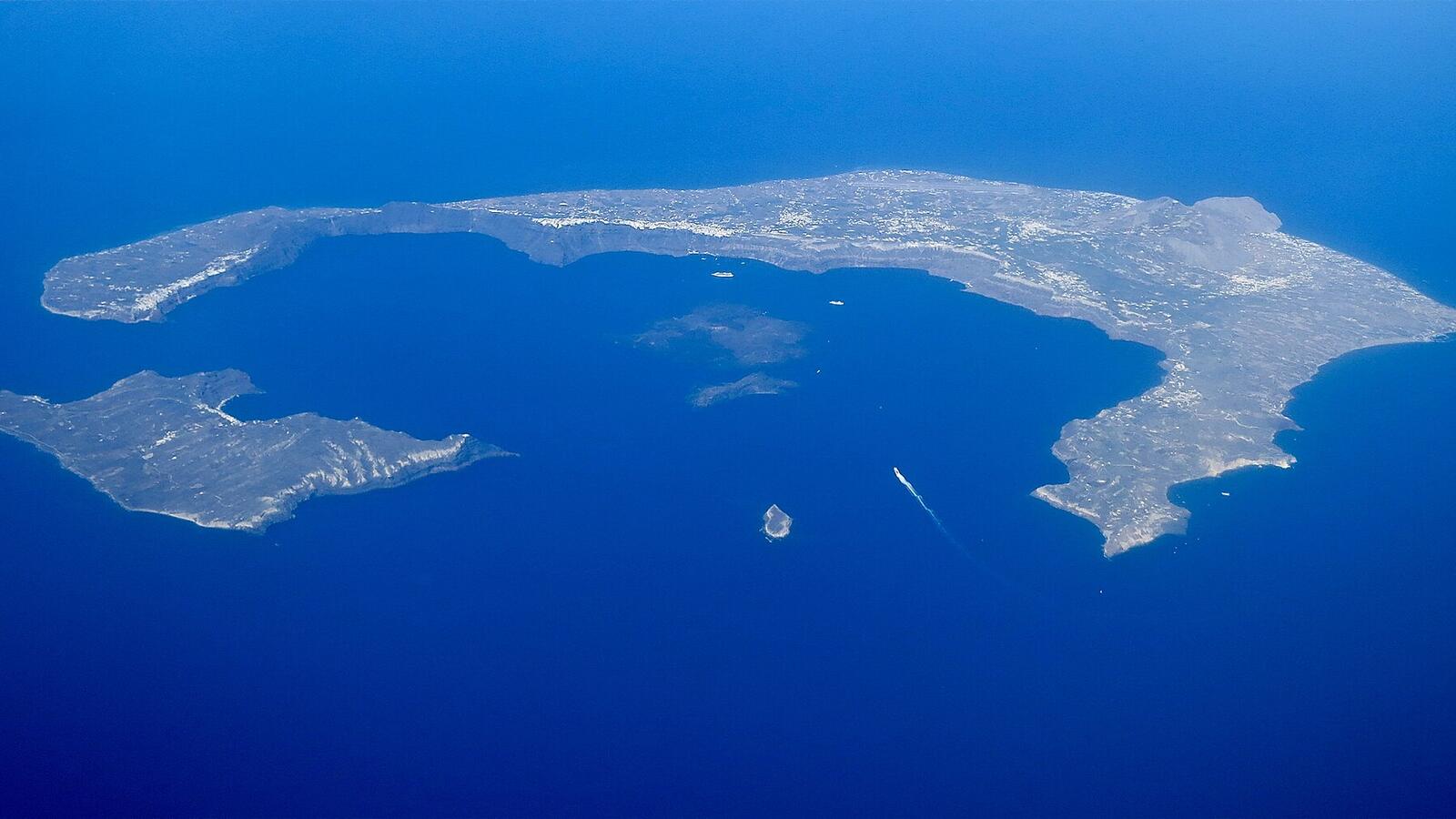 Satellietachtig luchtbeeld van de caldera van Santorini met de vulkaaneilanden