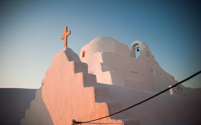 De kerk van Paraportiani op Mykonos in het licht van de ondergaande zon