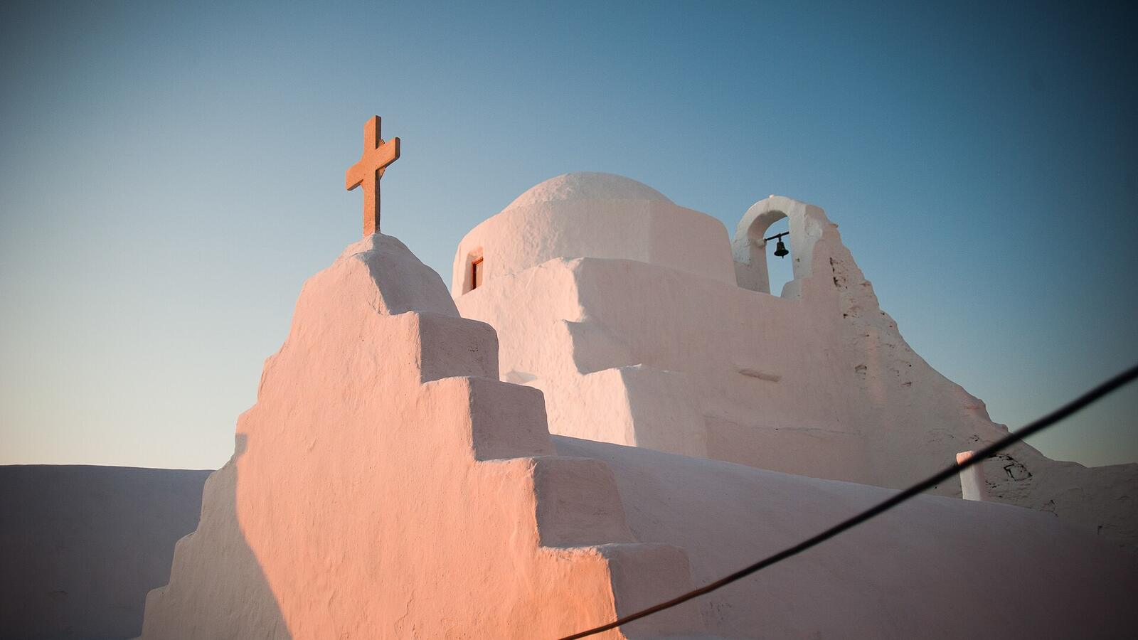 De kerk van Paraportiani op Mykonos in het licht van de ondergaande zon