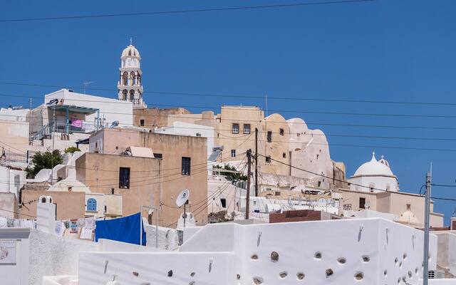 Uitzicht op de huizen en kerktorens van Emporio op Santorini