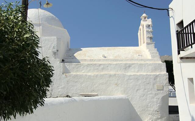 Witte kerk met koepel in de Chora van Folegandros