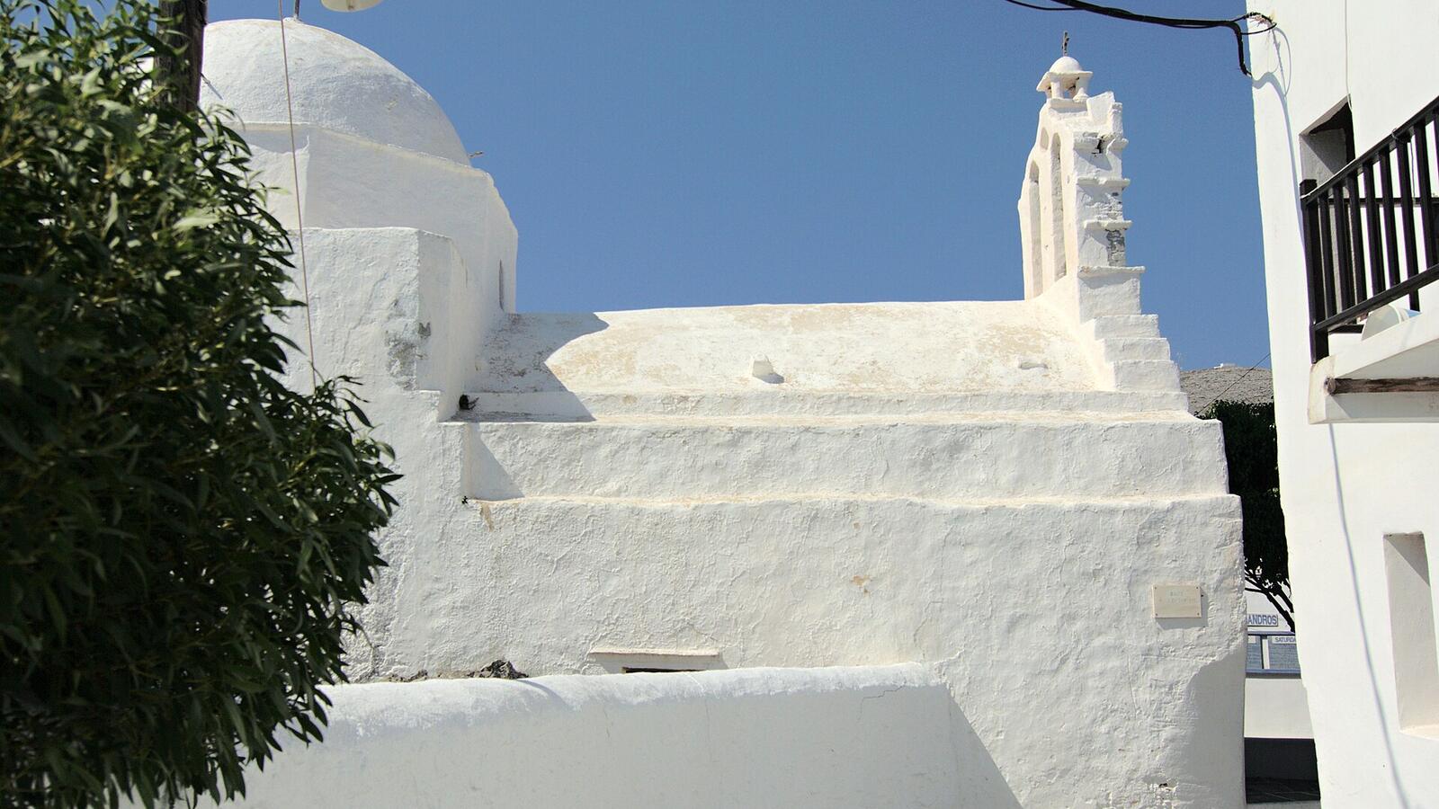 Witte kerk met koepel in de Chora van Folegandros
