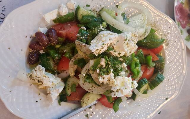 Griekse salade met tomaat, komkommer, olijven en feta