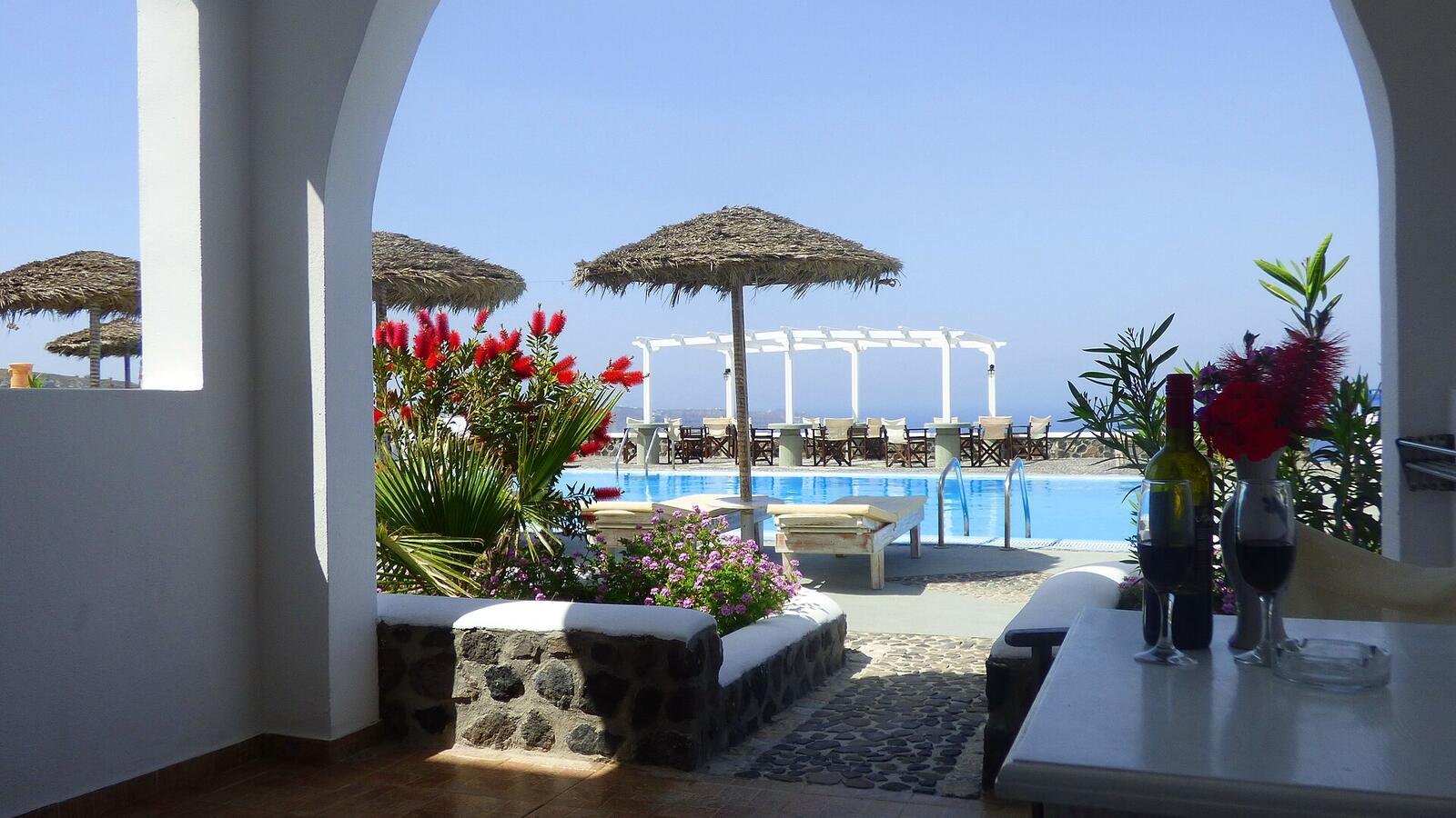 Witte hotelterrassen van Villa Thiranthemis bij Fira met uitzicht op de caldera