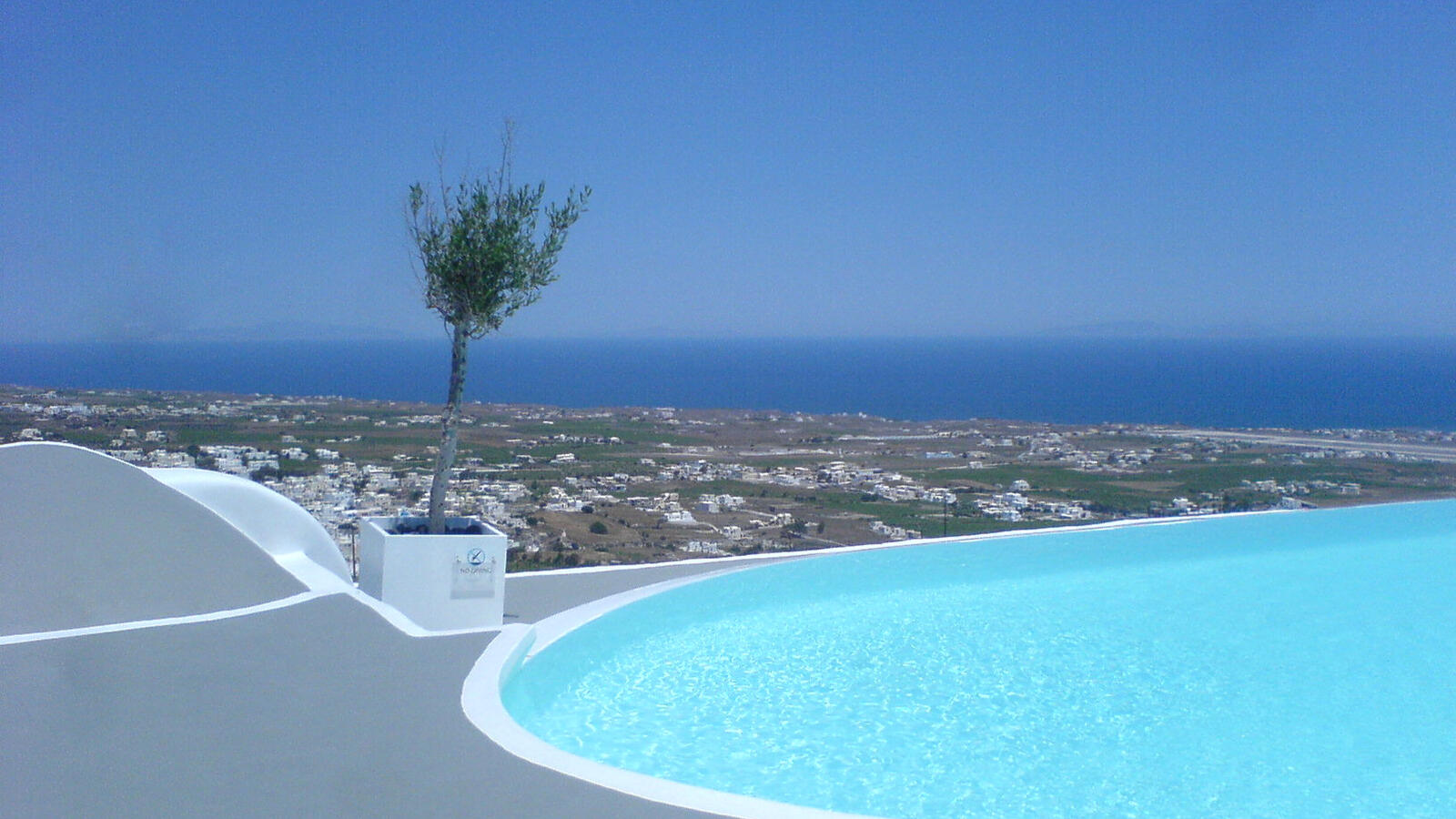 Uitzicht vanuit een zwembad van een hotel in Pyrgos over het eiland