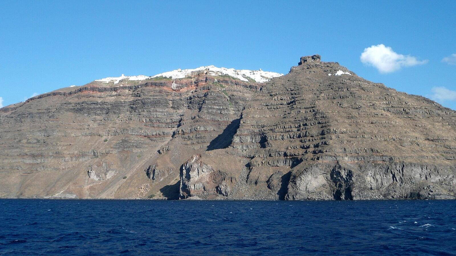 De rots van Skaros en de calderawand bij Imerovigli vanaf zee gezien