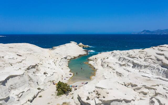 Witte, door de zee gladgesleten rotsen van Sarakiniko op Milos