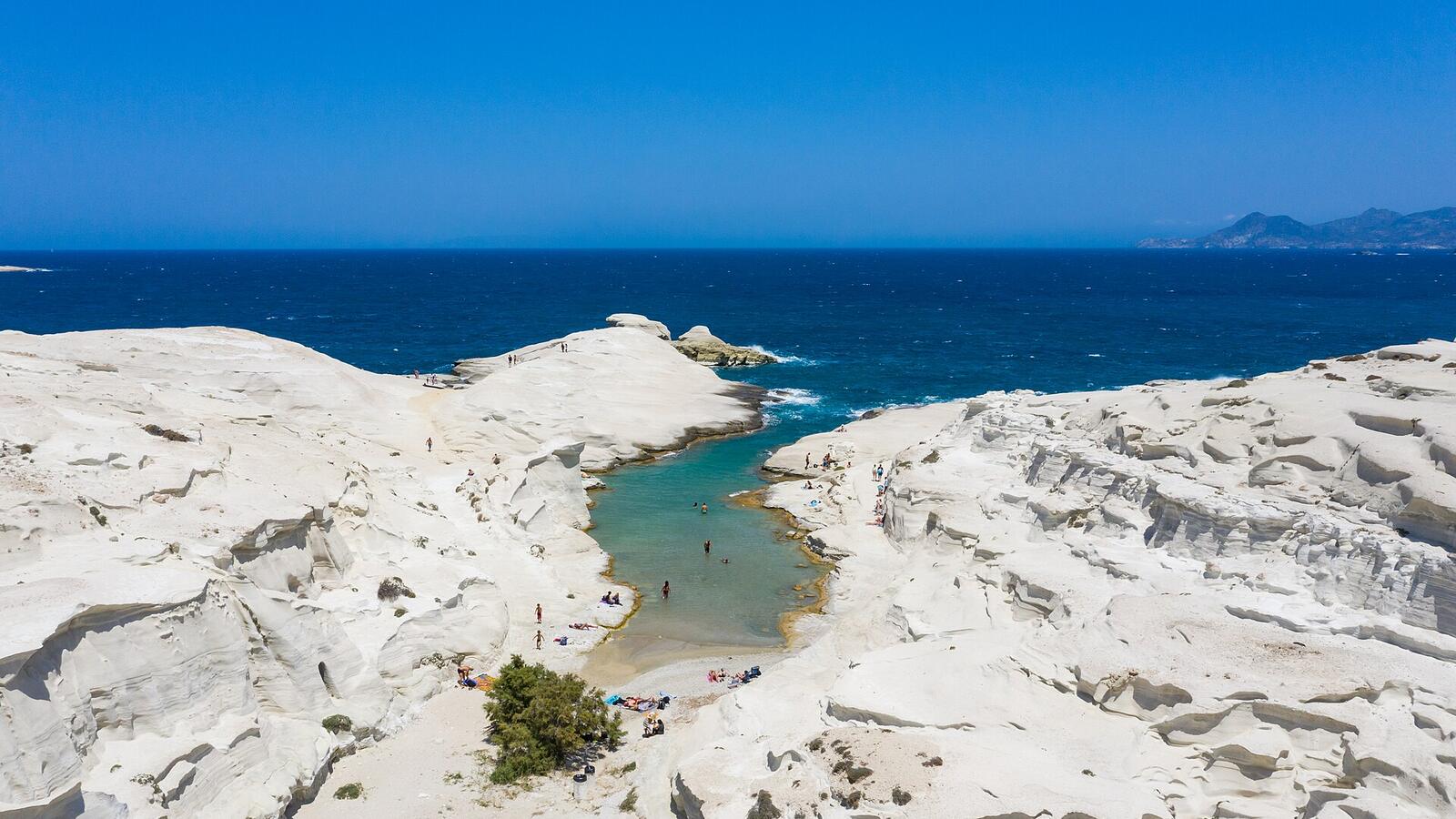 Witte, door de zee gladgesleten rotsen van Sarakiniko op Milos
