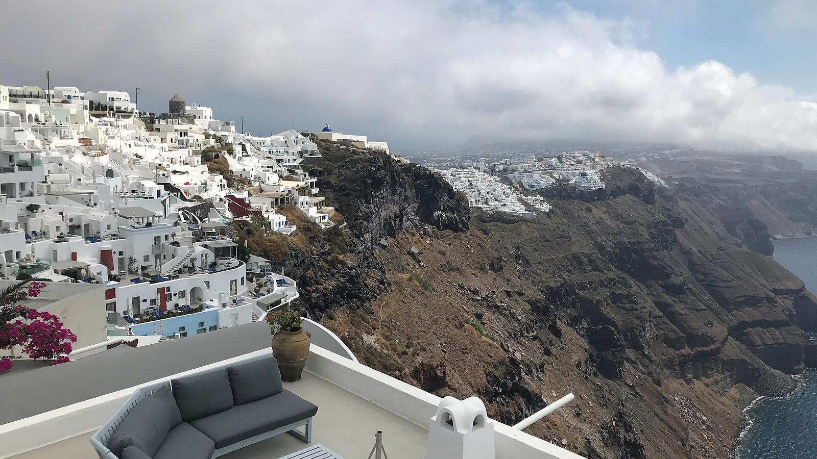 De calderarand met Imerovigli, Firostefani en Fira