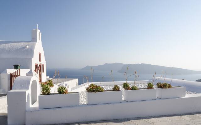 Wit kerkje in Oia met zicht op de caldera