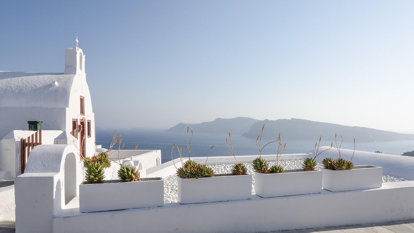 Wit kerkje in Oia met zicht op de caldera