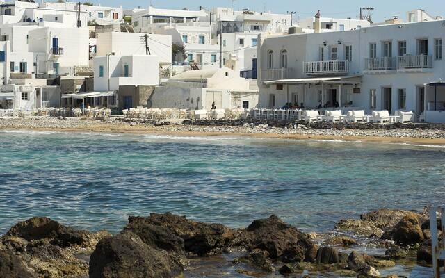 Witte huizen en het water van de haven van Naoussa op Paros