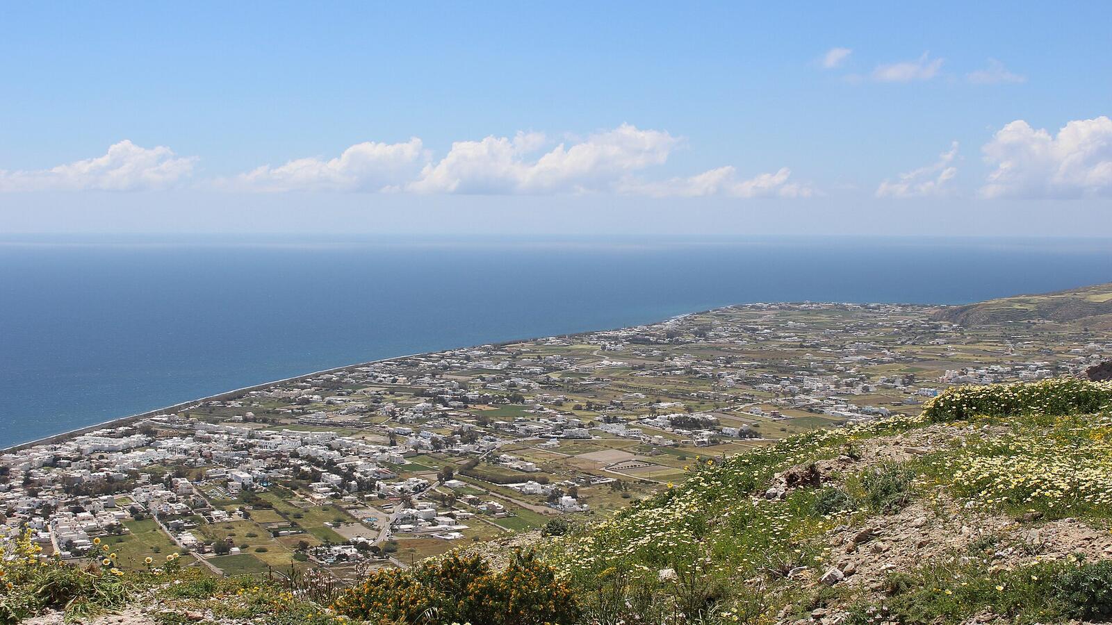 Uitzicht over Perissa, Perivolos en Agios Georgios aan de zuidoostkust van Santorini