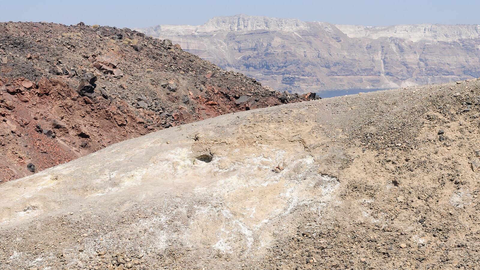 Fumarole met zwavelkristallen op Nea Kameni