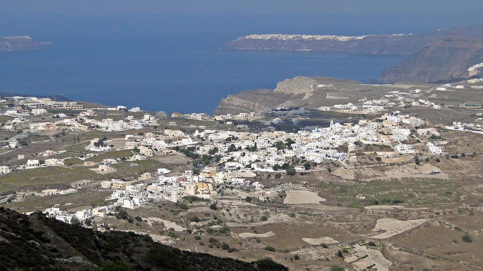 Uitzicht vanaf de berg Profitis Ilias op het dorp Pyrgos en de caldera