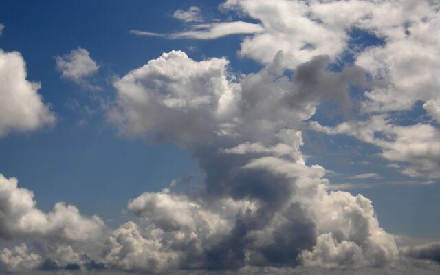 Grote stapelwolken boven de zee bij Santorini