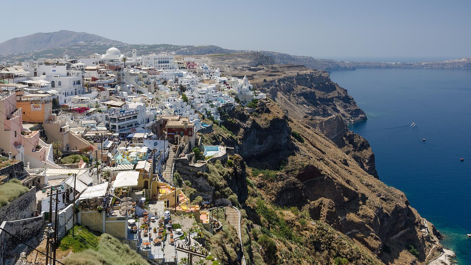 Fira en de calderarand met witte huizen boven de caldera