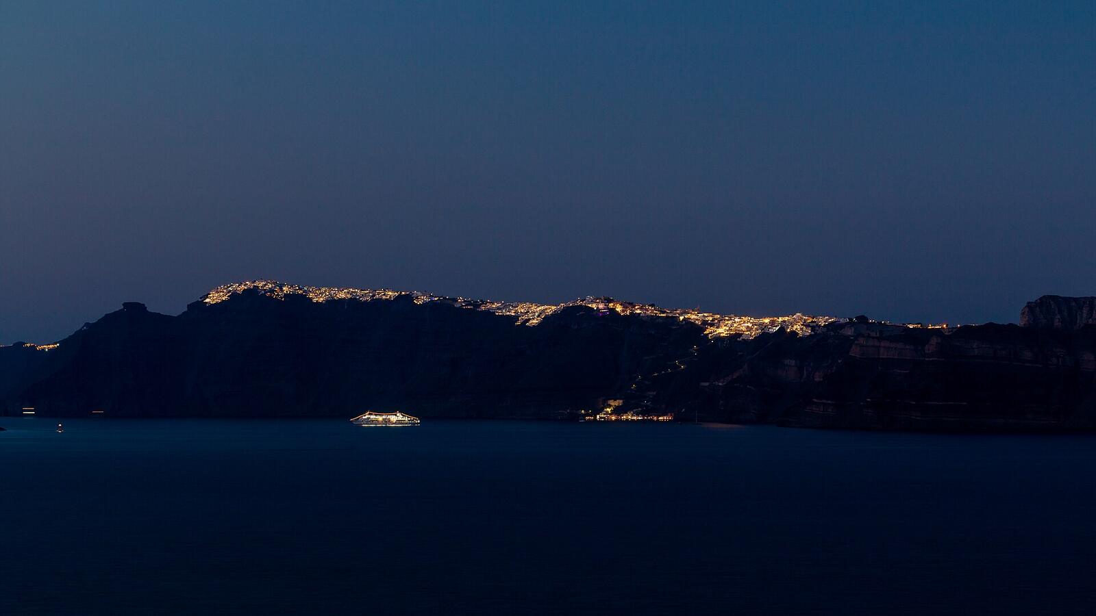 De witte huizen van Fira op de calderarand vanuit Akrotiri gezien