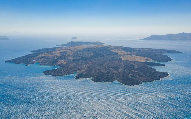 Luchtfoto van het vulkaaneiland Nea Kameni in de caldera van Santorini