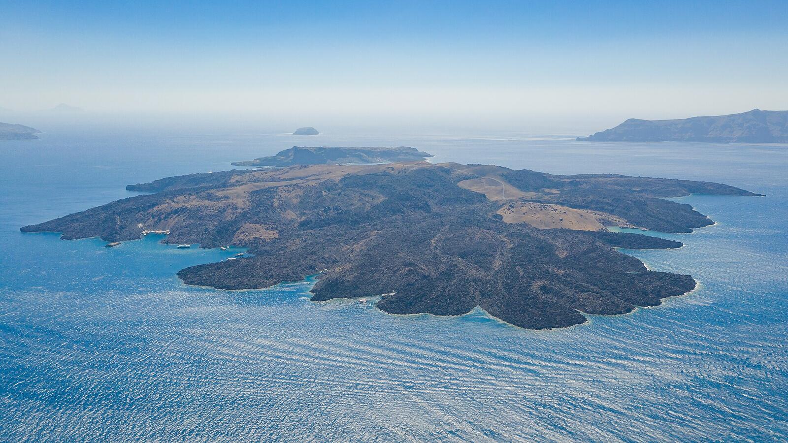 Luchtfoto van het vulkaaneiland Nea Kameni in de caldera van Santorini