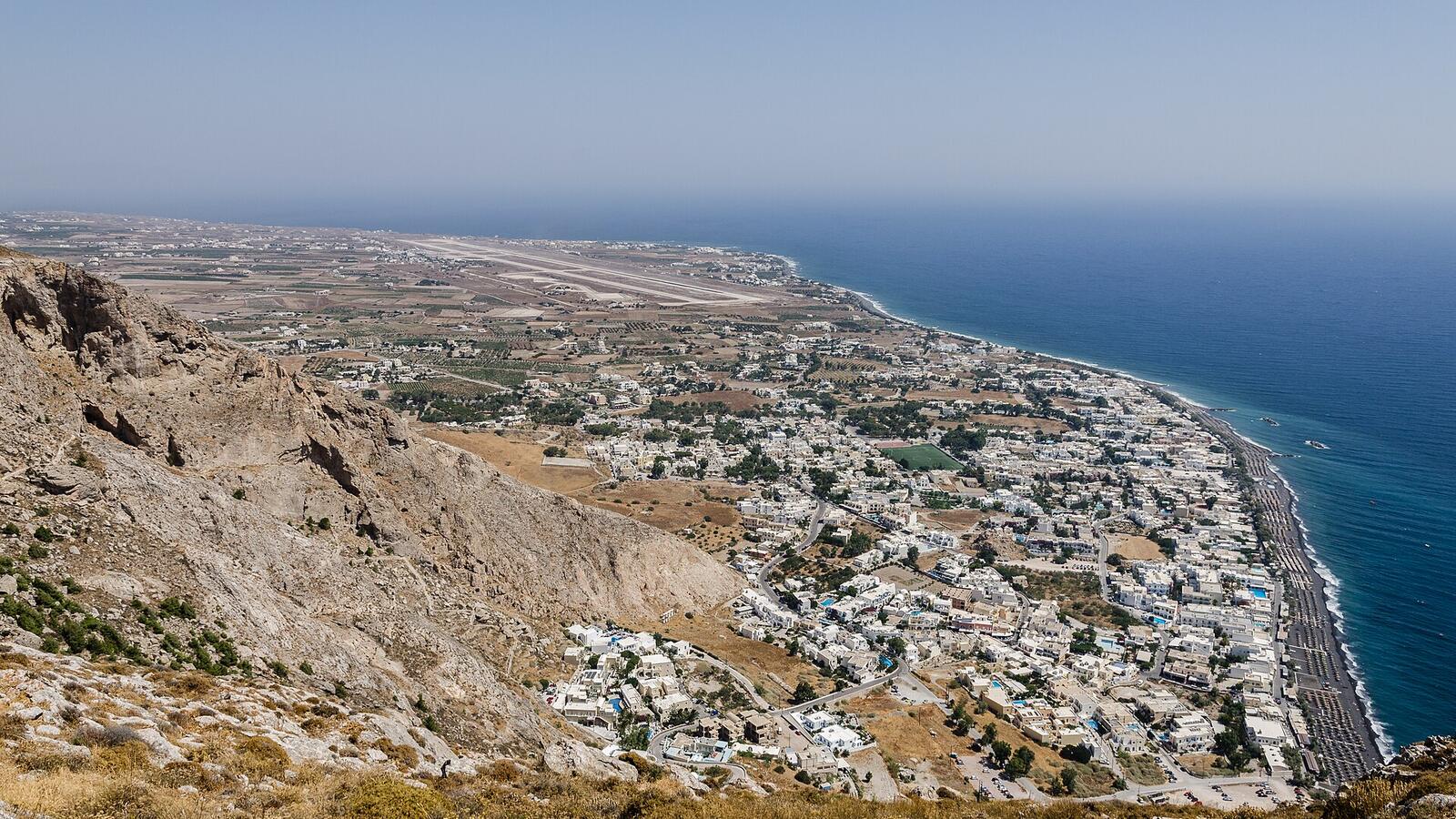 Uitzicht vanaf Antiek Thera op Kamari en de lange oostkust
