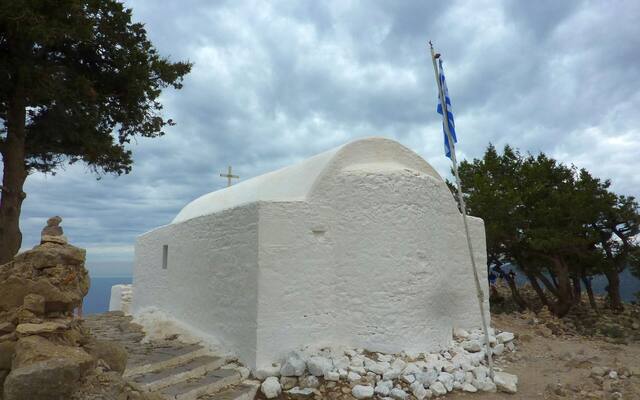 Het witte kerkje van Agios Panteleimon bij Monolithos op Santorini