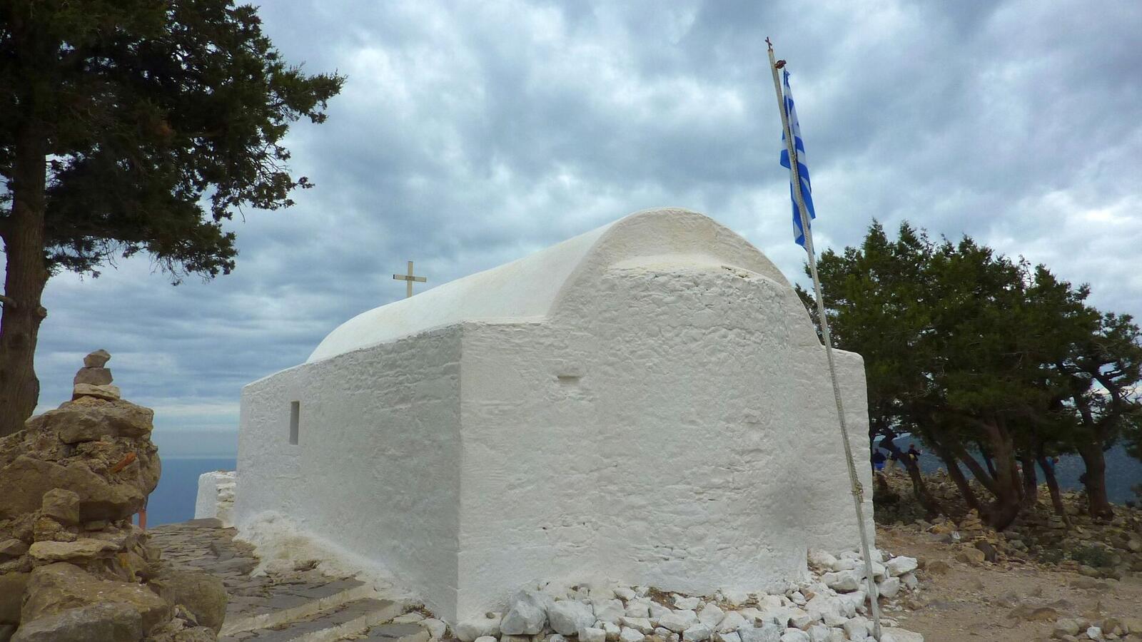 Het witte kerkje van Agios Panteleimon bij Monolithos op Santorini