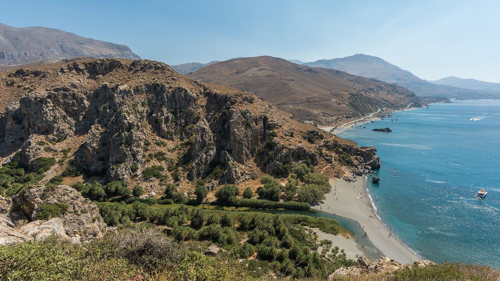 Panorama van het palmenstrand van Preveli op Kreta met de riviermonding