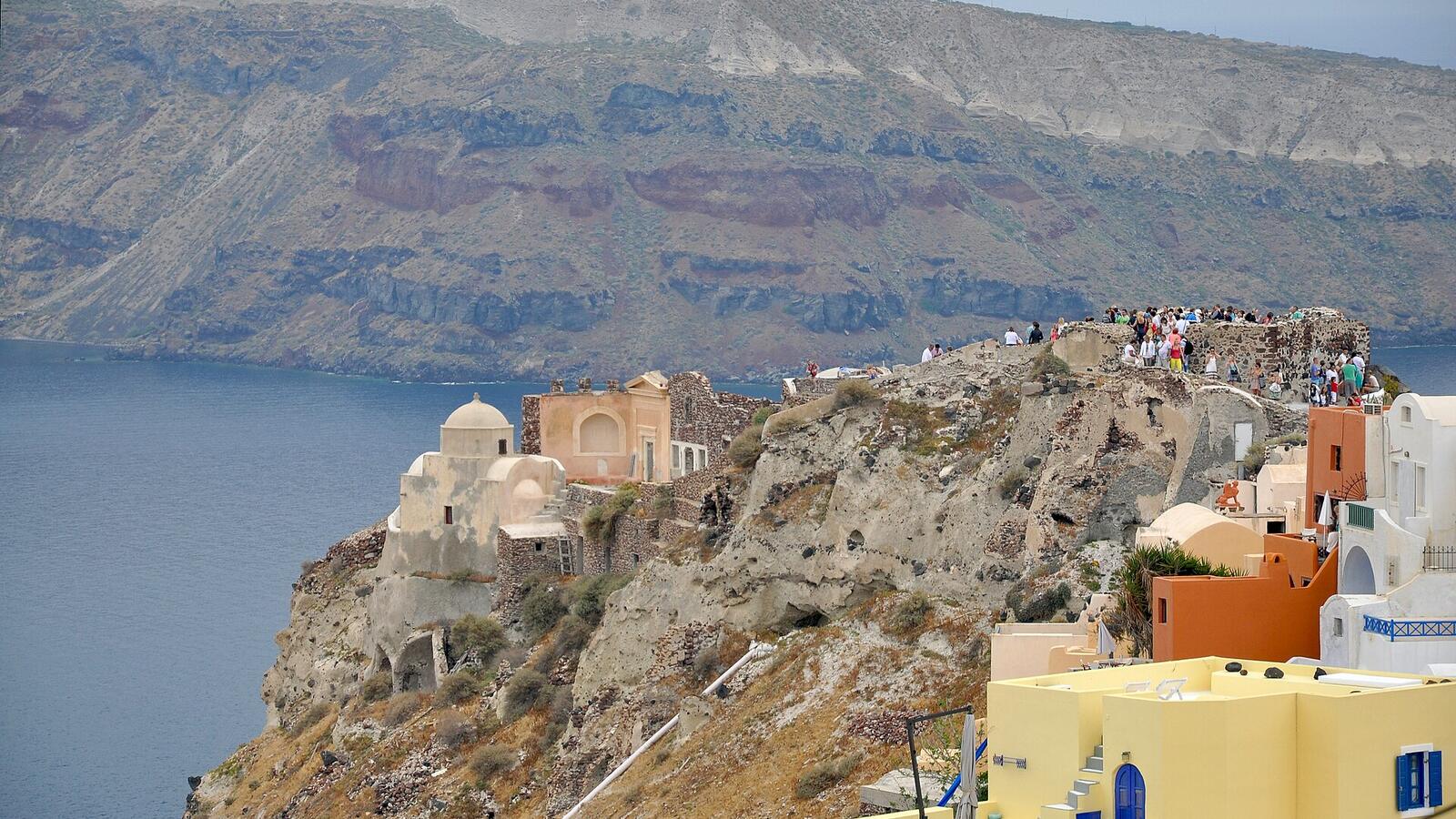 Huizen en een kerk in Oia op Santorini