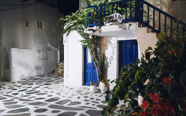 De stad Mykonos bij nacht met verlichte witte huizen