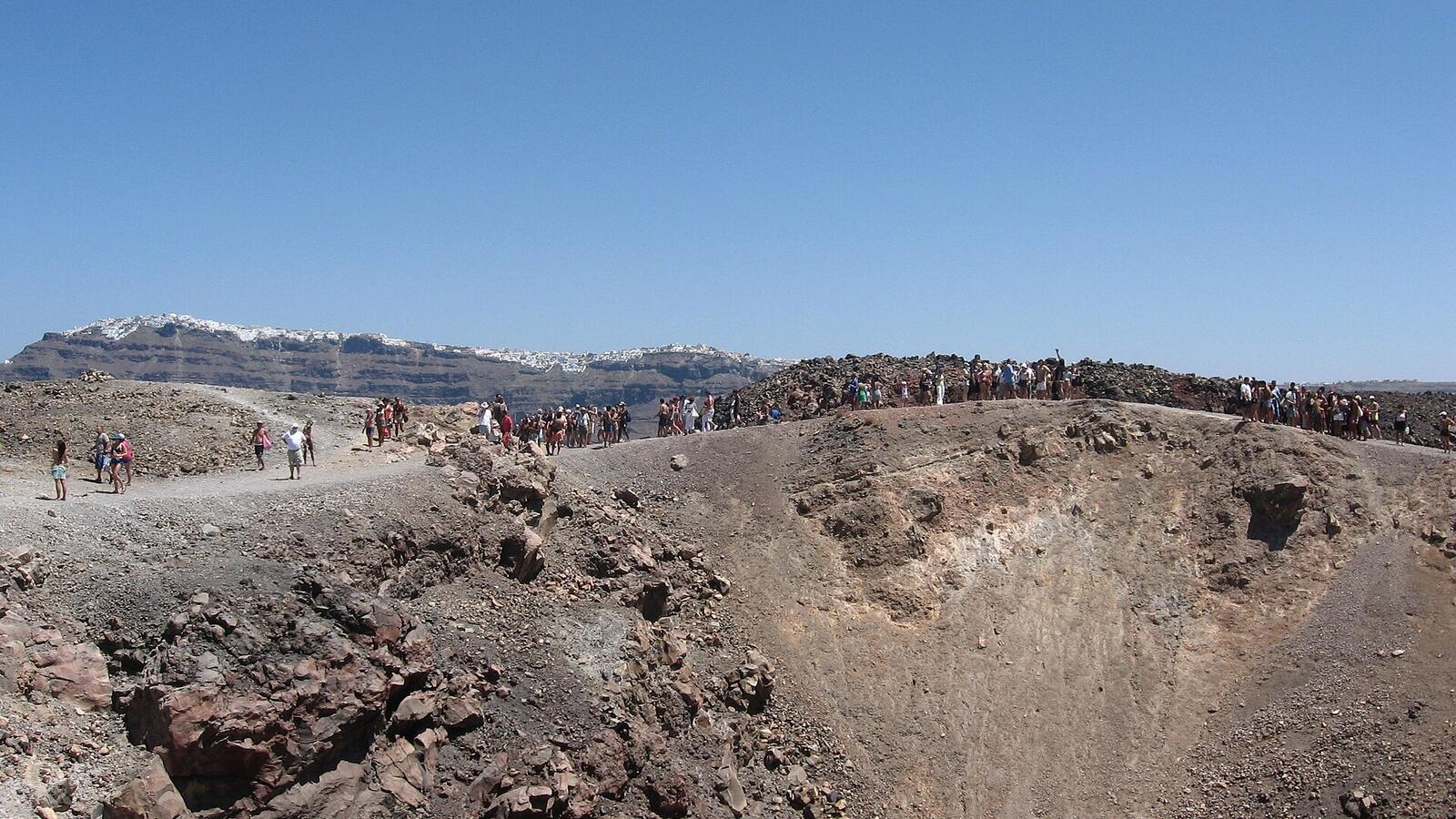 Wandelaars op het vulkaaneiland Nea Kameni