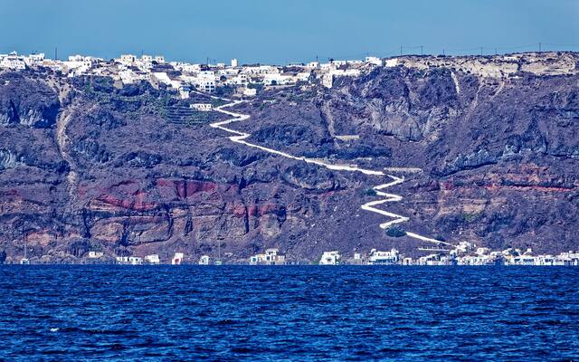 Uitzicht vanaf Santorini op het eiland Thirassia in de caldera