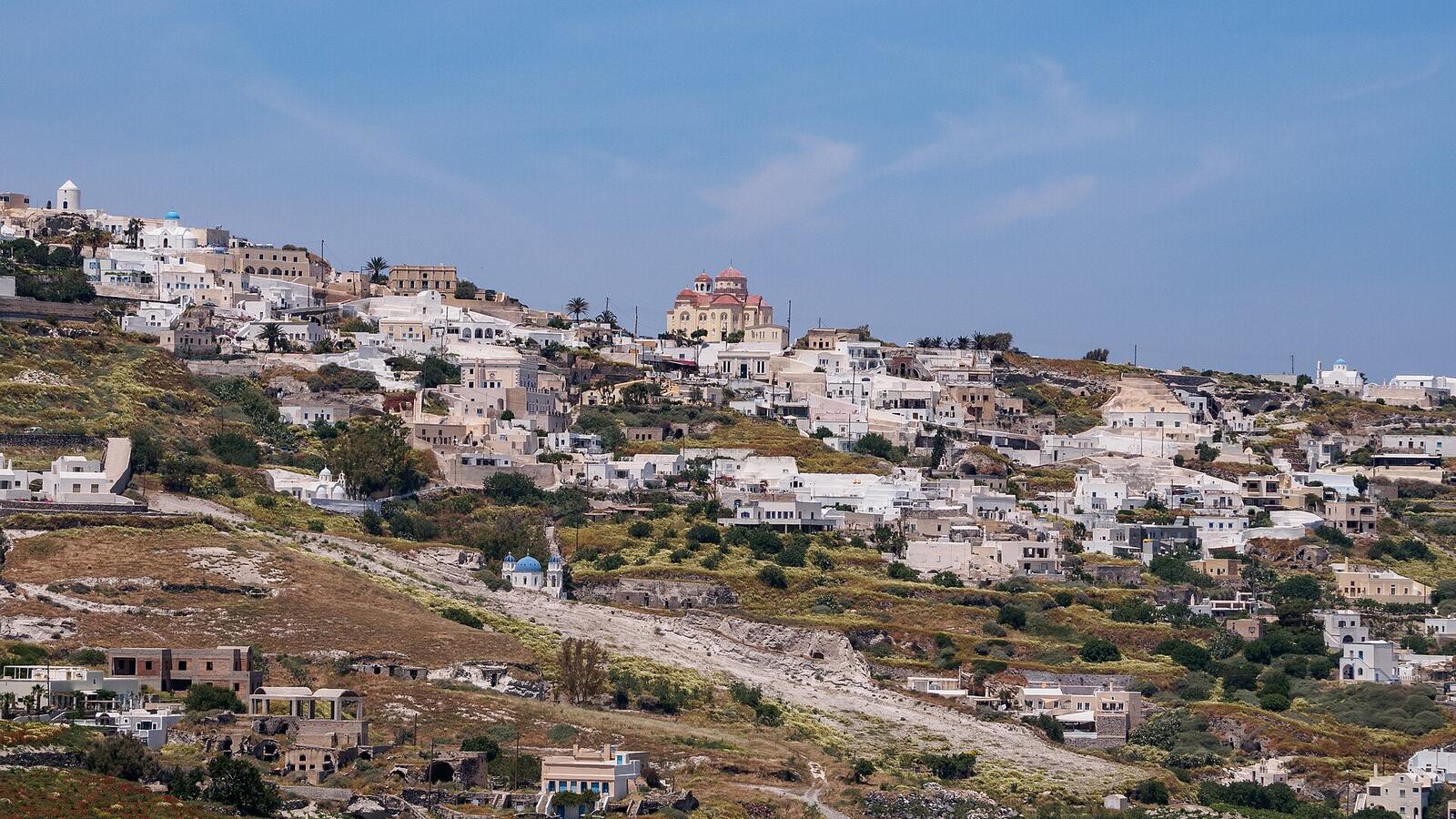 Uitzicht op de huizen en kerken van Exo Gonia op Santorini