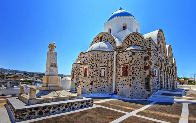 Kerk met blauwe koepels in het dorp Vothonas op Santorini