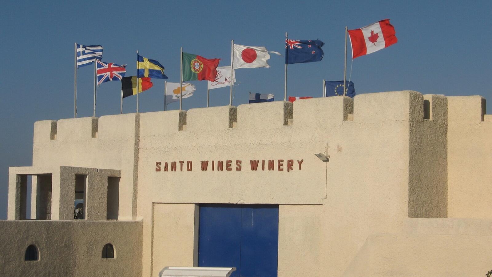 Het terras en de gebouwen van een wijnhuis op Santorini