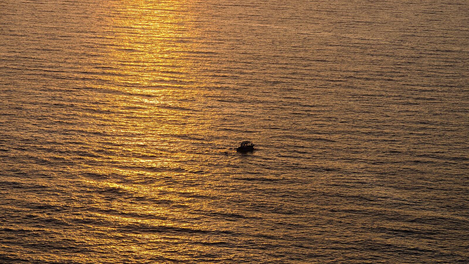 Zonsondergang bij Kaap Akrotiri met de zon laag boven zee