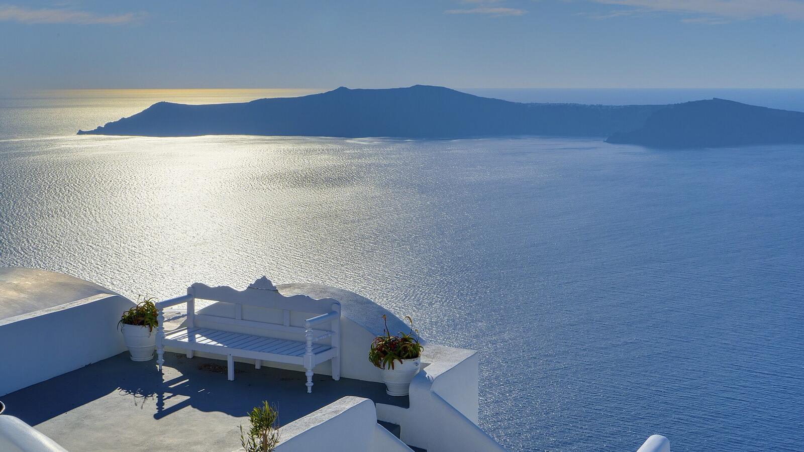 Uitzicht vanaf Oia over de Egeïsche Zee en Thirassia bij avondlicht